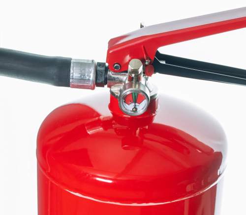 Protex – Schaum-Feuerlöscher SD6 E – 6 Liter – fluorfrei – für die Brandklassen A und B – Zertifiziert nach DIN EN 3 – 11 kg – mit praktischer Halterung – mit Prüfplakette – Made in EU
